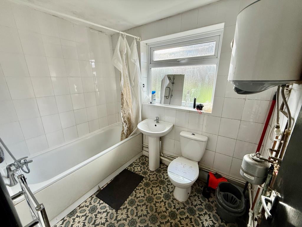 Lot: 65 - FIVE-BEDROOM HOUSE OF MULTIPLE OCCUPATION - Bathroom with W.C.